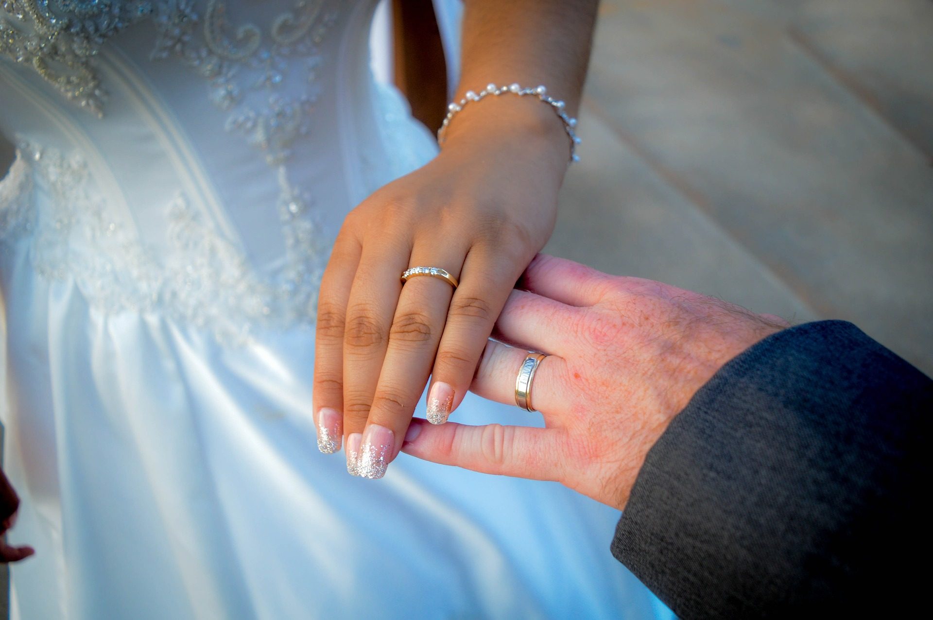 Разведенные на какой руке кольцо. Свадебные кольца. Обручальные кольца на руках. Кольца новобрачных. Красивые обручальные кольца на руках.